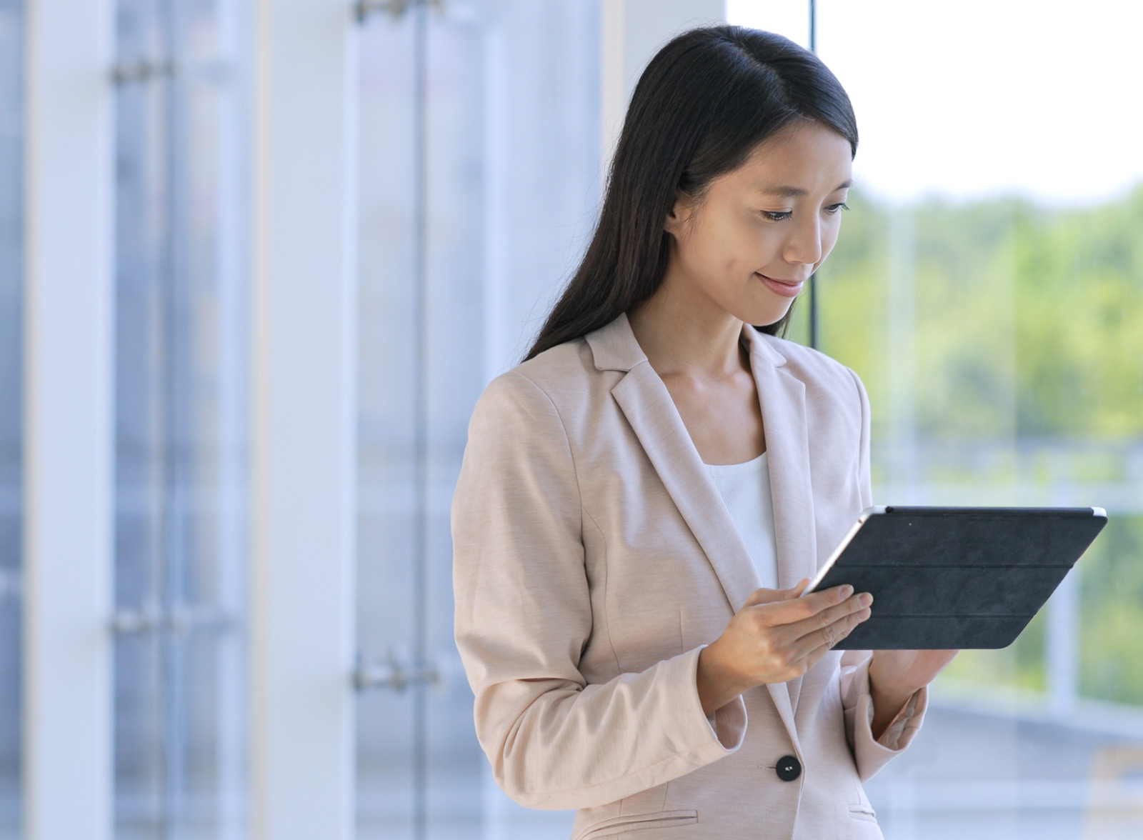 asian business woman looking at tablet